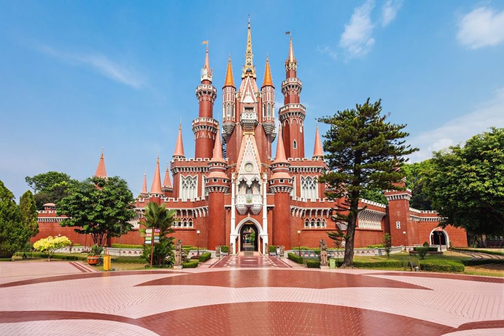 Taman Mini Indonesia Indah Jakarta dan Atraksi Budaya Lengkap